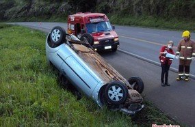 Veículo capota em Irani