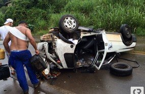 Veículo de Piratuba capota após aquaplanar na SC-150