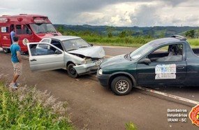 Colisão entre veículos deixa quatro feridos na BR-153