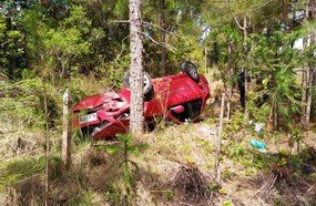 Veículo com quatro pessoas despenca em barranco na BR-470