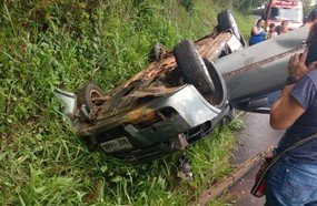 Carro com casal e duas crianças capota em Vargem Bonita