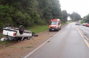 Capotamento deixa duas pessoas feridas em Ponte Serrada