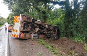 Caminhão dos Bombeiros tomba a caminho de ocorrência na BR-470