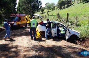 Casal fica ferido após veículo colidir contra barranco