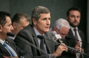 Secretário é exonerado após barrar deputado em reunião