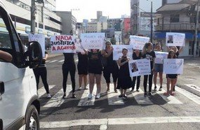 Familiares e amigos de mulher esfaqueada realizam protesto