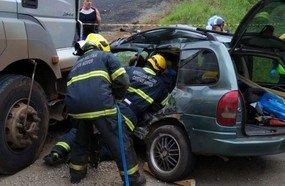Motorista fica preso às ferragens após colisão com carreta