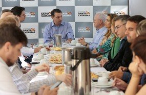 Governador tem encontro com a imprensa em visita ao Meio-Oeste