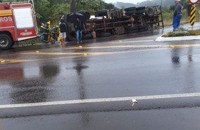 Mulher fica ferida após caminhão tombar na SC-355