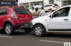 Colisão entre veículos no centro de Joaçaba
