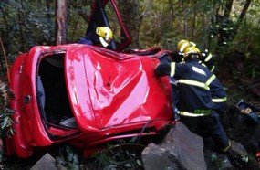 Mulher morre ao despencar com veículo em pirambeira na BR-282