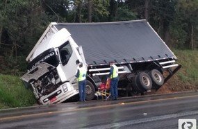 Caminhão tomba em barranco na BR-282, em Joaçaba