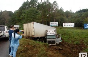 Carreta sai da pista próximo ao CPJ, em Joaçaba