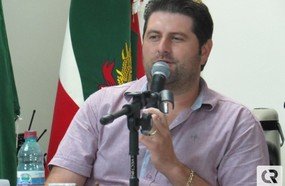 Parisenti diz que prefeito prefere jogar baralho ao discutir rumos de Herval
