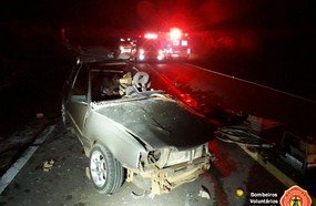 Colisão entre carro e caminhão deixa casal preso às ferragens