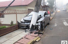 Mulher bate carro em poste em Herval d´Oeste