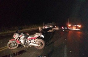 Acidente entre motocicleta, automóvel e caminhão na BR-282