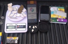 Motorista é preso ao ser abordado com drogas em barreira policial