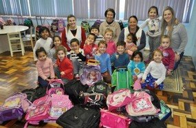 Loja Multi faz doação de mochilas a Creche Irmã Sheila de Joaçaba