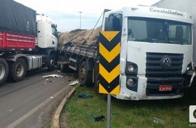 Motorista morre em colisão entre caminhões no trevão de Irani