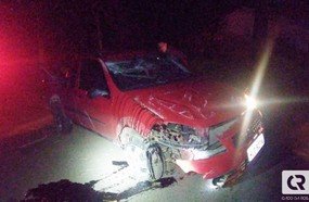 Motorista capota veículo após colidir em poste na Rodovia do Ovo