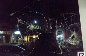 Jovem quebra janela do ESF após lançar garrafa do carro