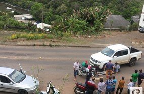 Motociclista fica ferida ao ser atingida por caminhonete em Herval