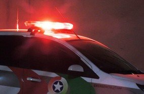 Condutor joga moto contra cerca após ser abordado pela PM