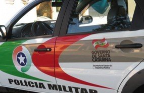 Adolescente quebra porta de escola após ser advertida