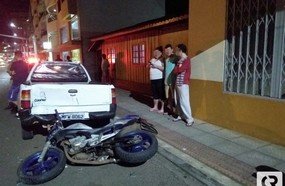 Motociclista fica ferido após colidir em caminhonete no centro de Herval