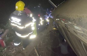 Duas pessoas ficam feridas após micro-ônibus tombar em barranco