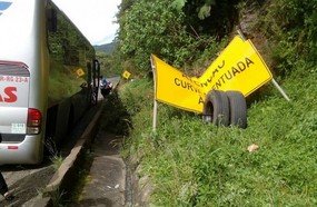 Ônibus da Reunidas perde eixo traseiro na BR-470