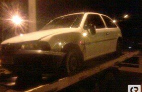 Motorista bêbado bate em poste na frente da polícia