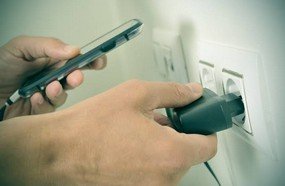 Homem sofre queimaduras graves após carregador de celular explodir