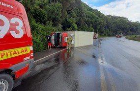 Caminhão tomba após aquaplanar na BR-153