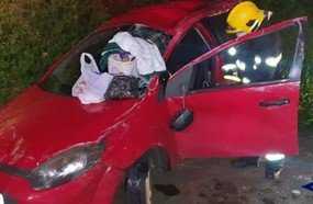Jovem fica ferida após capotar veículo na SC-150