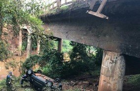 Casal fica ferido após carro despencar de ponte na SC-283