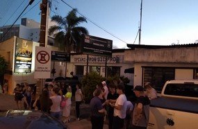 Homem que esfaqueou ex-companheira se apresenta à polícia