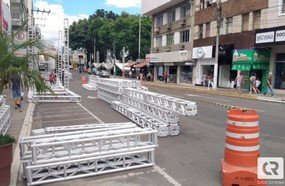Começa a montagem da estrutura da Avenida do Samba