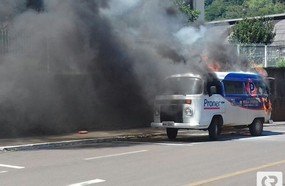Incêndio destrói Kombi de supermercado em Luzerna