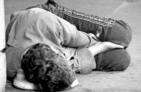 Diminui a presença de pessoas em situação de rua e sem ocupação
