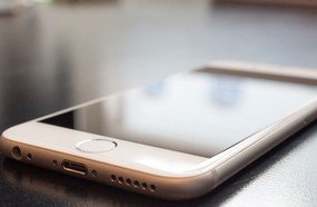 Mulher tem celular furtado enquanto tomava banho em casa