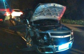 Colisão entre carro e caminhão deixa jovem ferida na BR-282