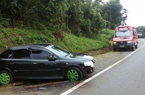 Bombeiros de Irani atendem colisão entre carro e carreta
