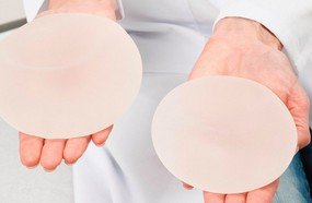 Videirense será indenizada por erro em implante de silicone