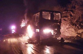 Ônibus é destruído por incêndio durante a madrugada em Jaborá