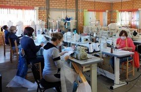 Instituições produzem máscaras e jalecos para profissionais de saúde