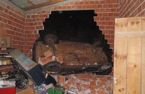 Veículo despenca em barranco e atinge galpão