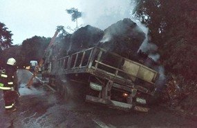 Carreta carregada com papelão é destruída por incêndio na BR-153