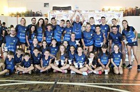 AMOB recebe troféu de Campeã Catarinense de Badminton 2018